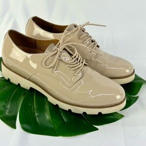 Great condition Vionic Adina Taupe Patent Leather Lace Up Oxfords Womens 9